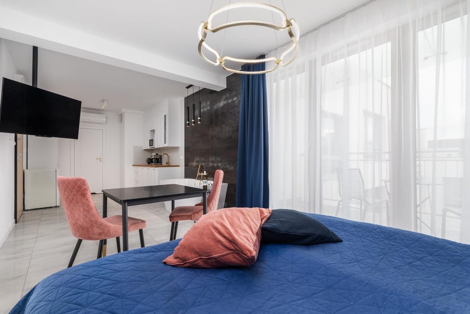 Bed, TV and multimedia, Dining area