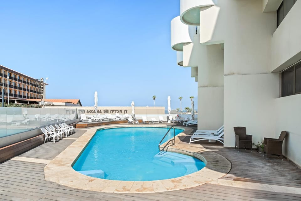 Property building, Day, Swimming pool, sunbed