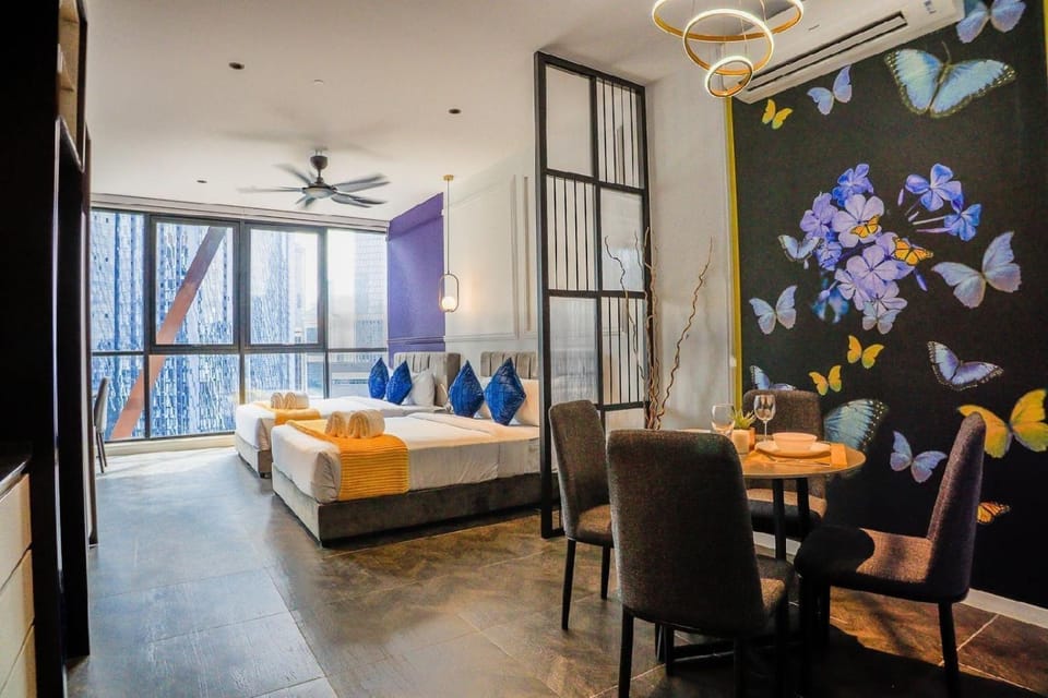 Bed, Photo of the whole room, Seating area, Dining area, Bedroom, fireplace