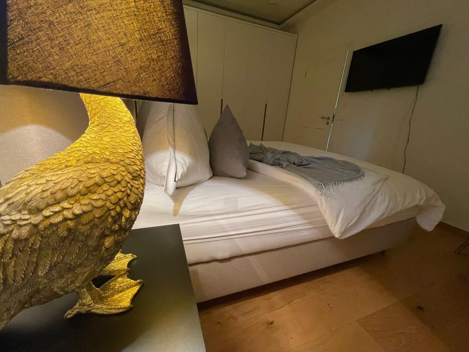 Bed, TV and multimedia, Bedroom