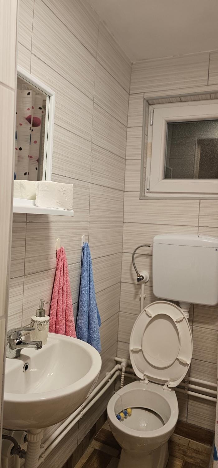 Toilet, Bathroom, towels