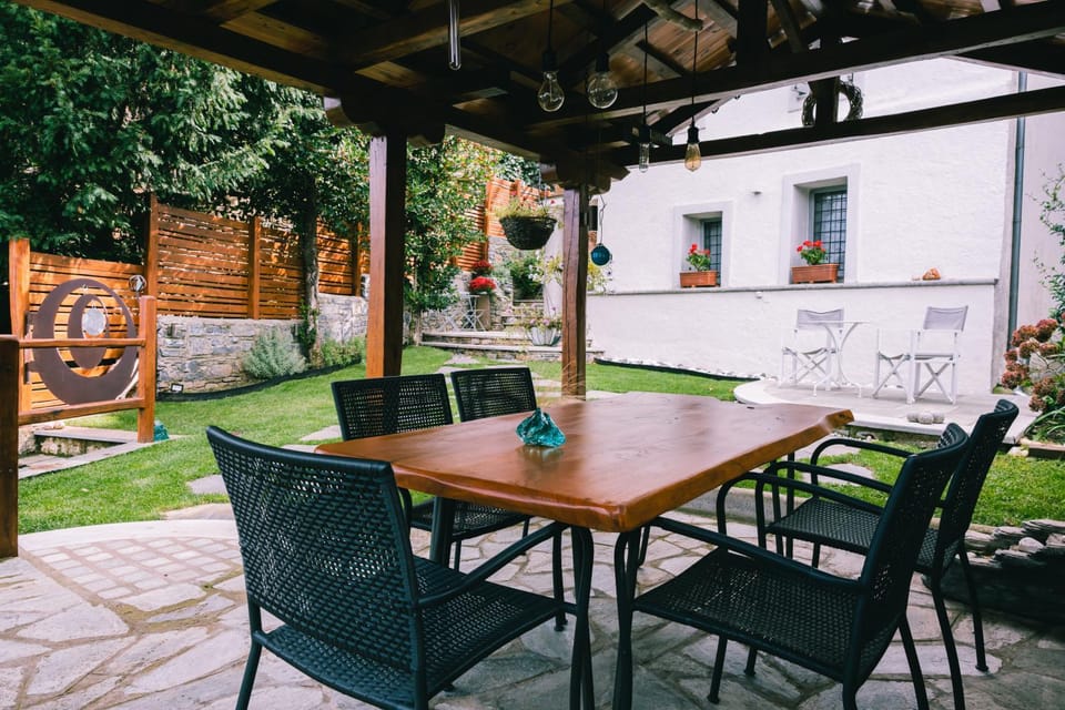 Patio, Day, Garden, Living room, Seating area, Dining area, Garden view