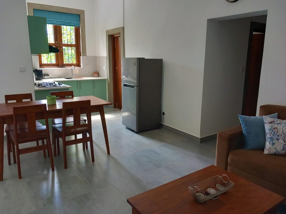 Kitchen or kitchenette, Dining area, minibar