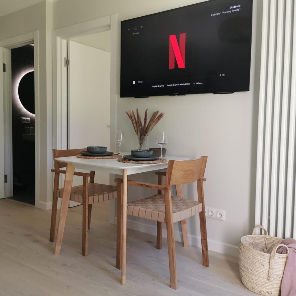 TV and multimedia, Living room, Seating area, Dining area