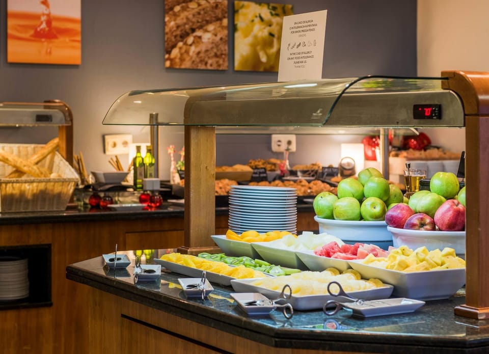 Restaurant/places to eat, Food and drinks, Dining area, Breakfast, Drinks