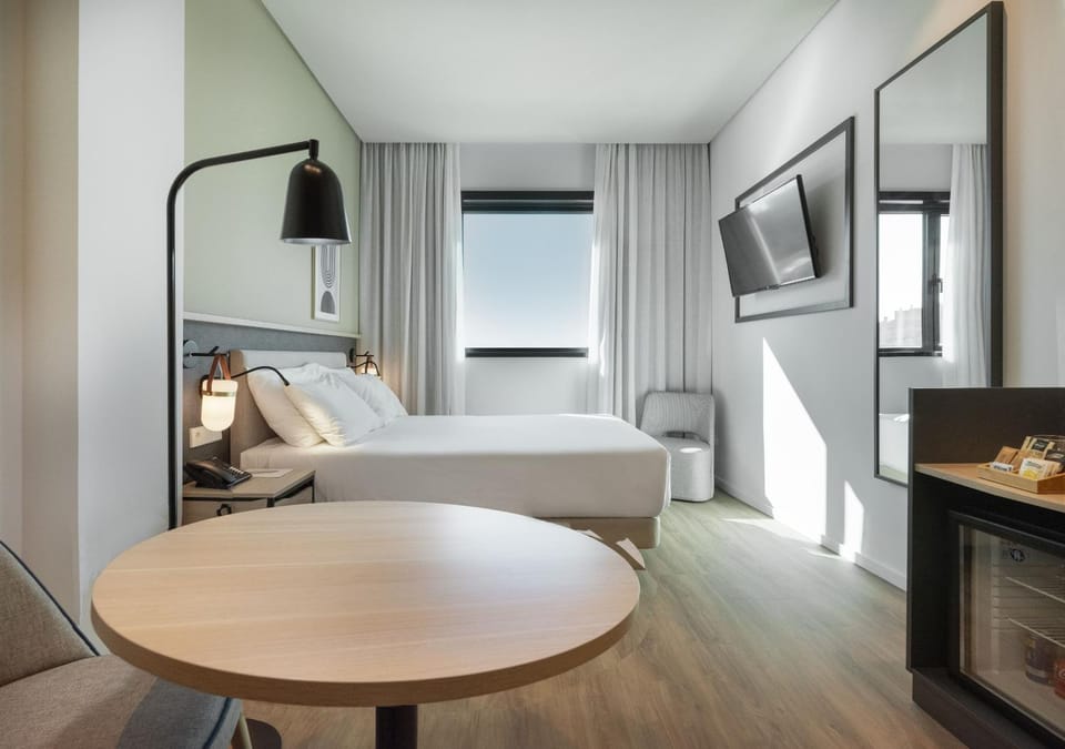 Bed, TV and multimedia, Coffee/tea facilities, View (from property/room), Food and drinks, Dining area, Bedroom, Drinks