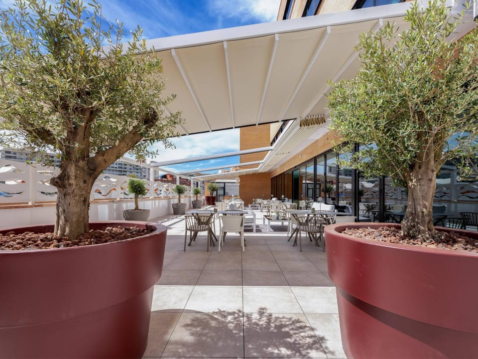 Property building, Restaurant/places to eat, Balcony/Terrace, Lounge or bar