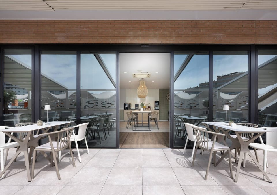 Restaurant/places to eat, Coffee/tea facilities, View (from property/room), Balcony/Terrace, Dining area, Breakfast, Drinks