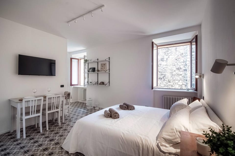 Bed, TV and multimedia, Photo of the whole room, Dining area, Bedroom, hair dresser