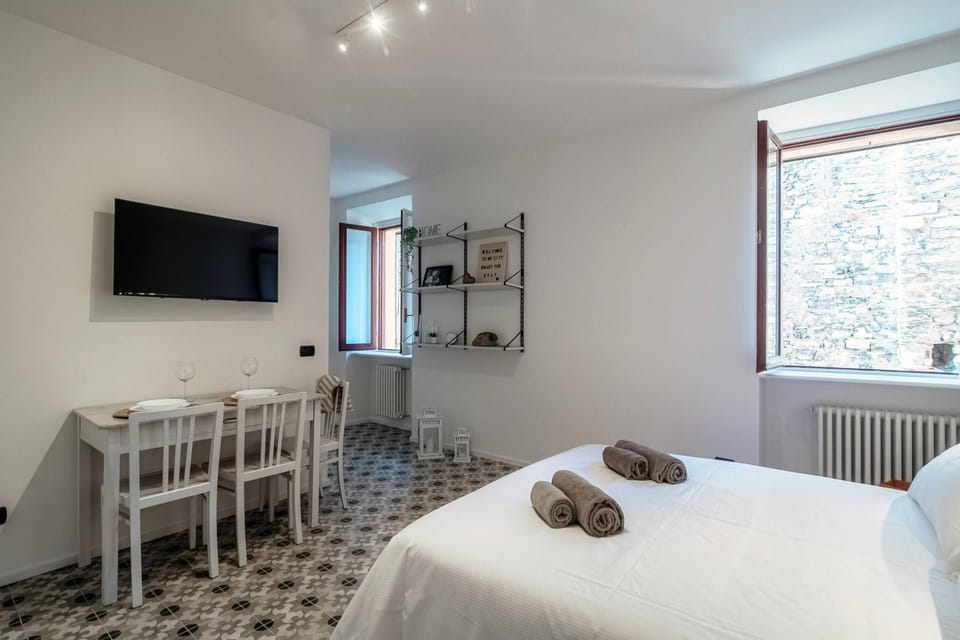 Bed, TV and multimedia, Photo of the whole room, Bedroom, hair dresser