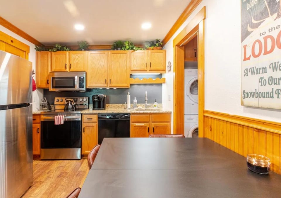 Kitchen or kitchenette, dishwasher, internet, microwave, oven, stove, stove, kitchen, kitchen
