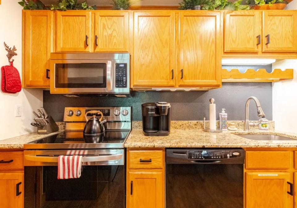 Coffee/tea facilities, Kitchen or kitchenette, dishwasher, microwave, oven, stove, stove, kitchen