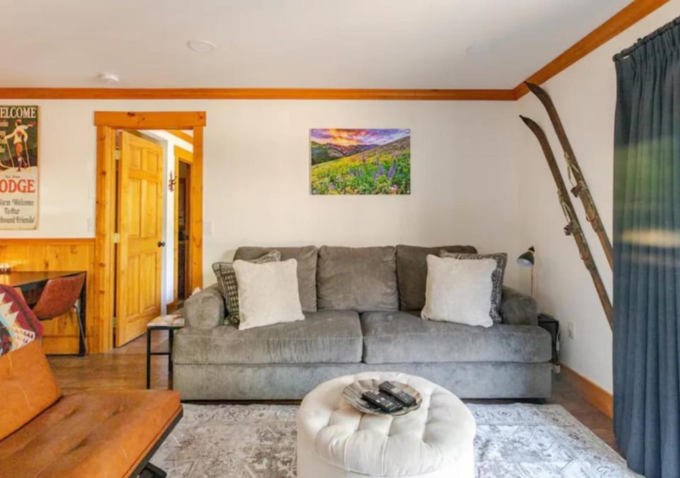 Bed, Living room, Seating area, internet