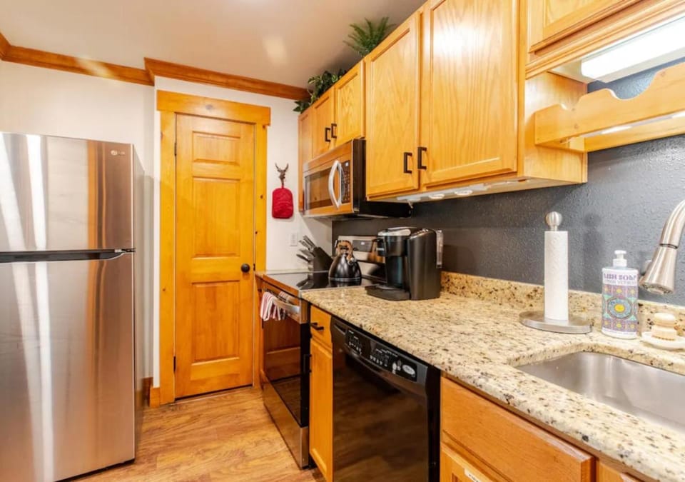 Coffee/tea facilities, Kitchen or kitchenette, microwave, oven, stove, stove, kitchen, kitchen