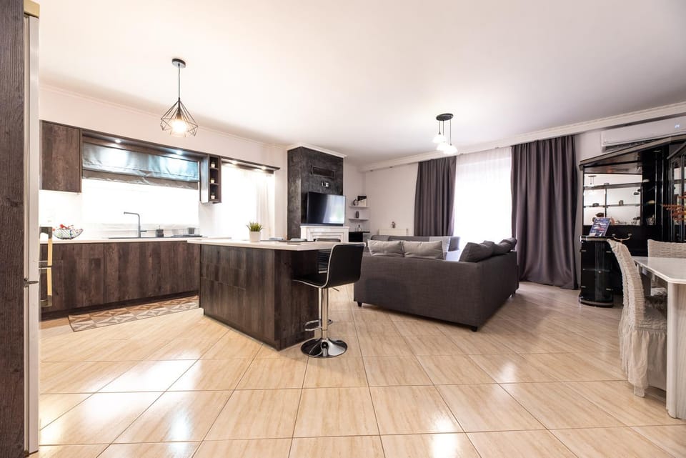 TV and multimedia, Kitchen or kitchenette, Seating area