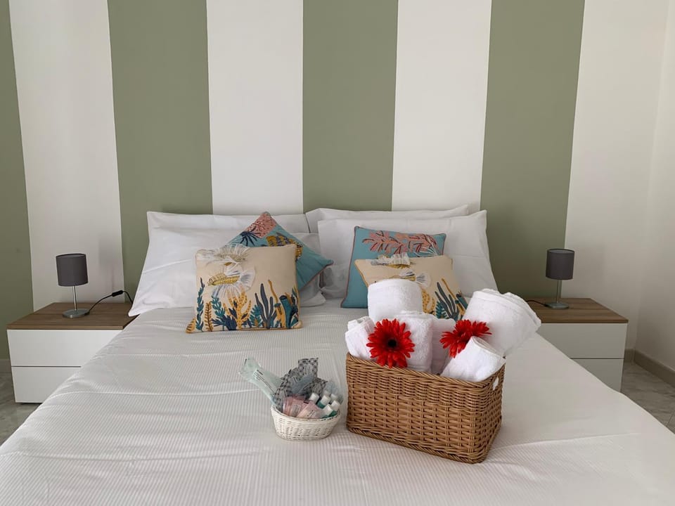 Photo of the whole room, Bedroom, towels