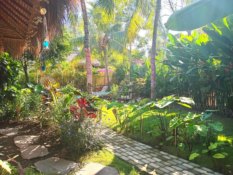 Garden, Seating area, Garden view, sunbed