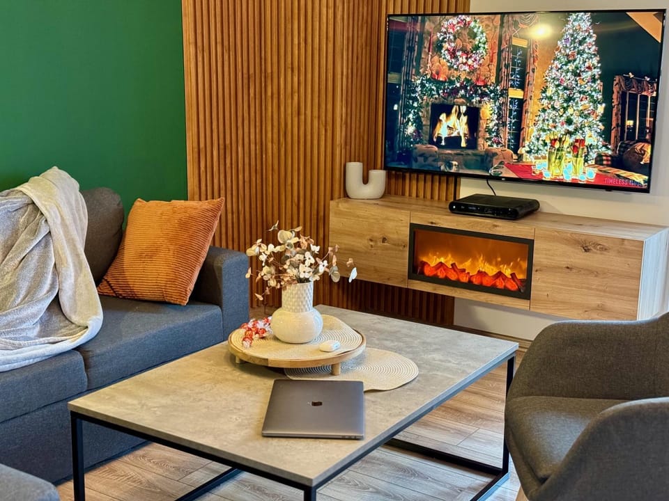 TV and multimedia, Living room, Decorative detail, Seating area