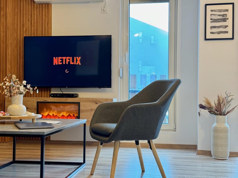 Communal lounge/ TV room, TV and multimedia, Living room, Seating area