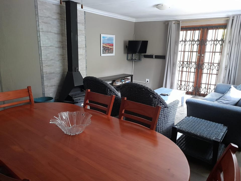 TV and multimedia, Living room, Photo of the whole room, Dining area