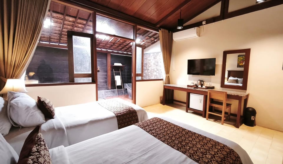 Bed, TV and multimedia, Photo of the whole room, Bedroom