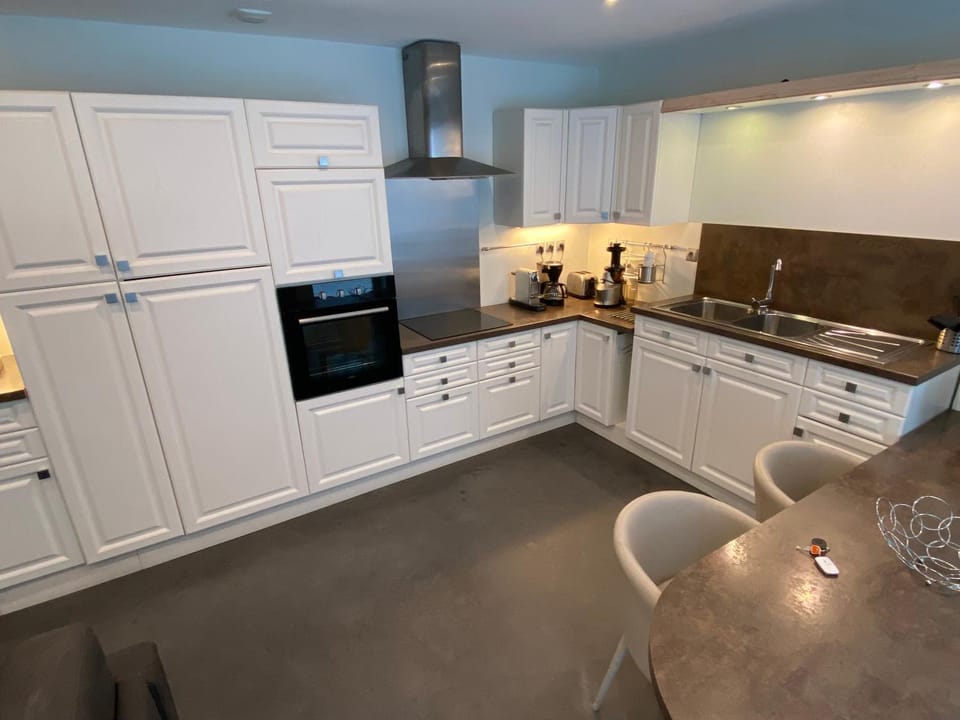 Kitchen or kitchenette, Dining area, minibar, pet friendly, stove, toaster