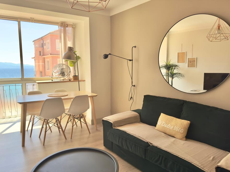 Nearby landmark, Spring, TV and multimedia, Living room, Seating area, Dining area, Sea view, Sea view, internet