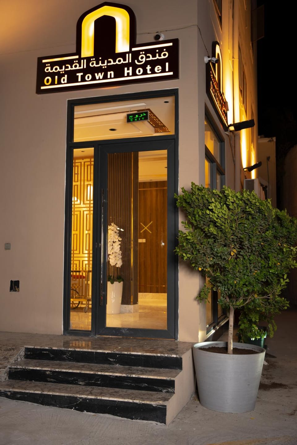 Facade/entrance, Night