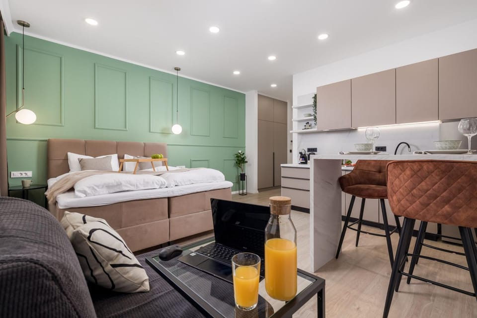 Bed, Photo of the whole room, Seating area, Bedroom