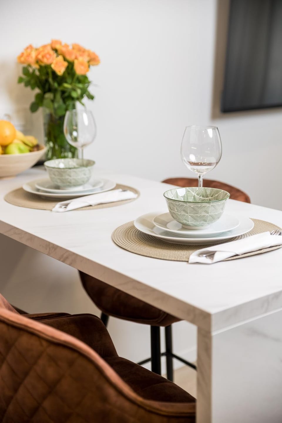 Food and drinks, Seating area, Dining area, Food