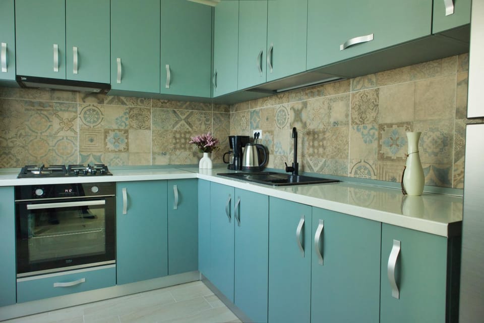 Coffee/tea facilities, Kitchen or kitchenette, Guests, stove