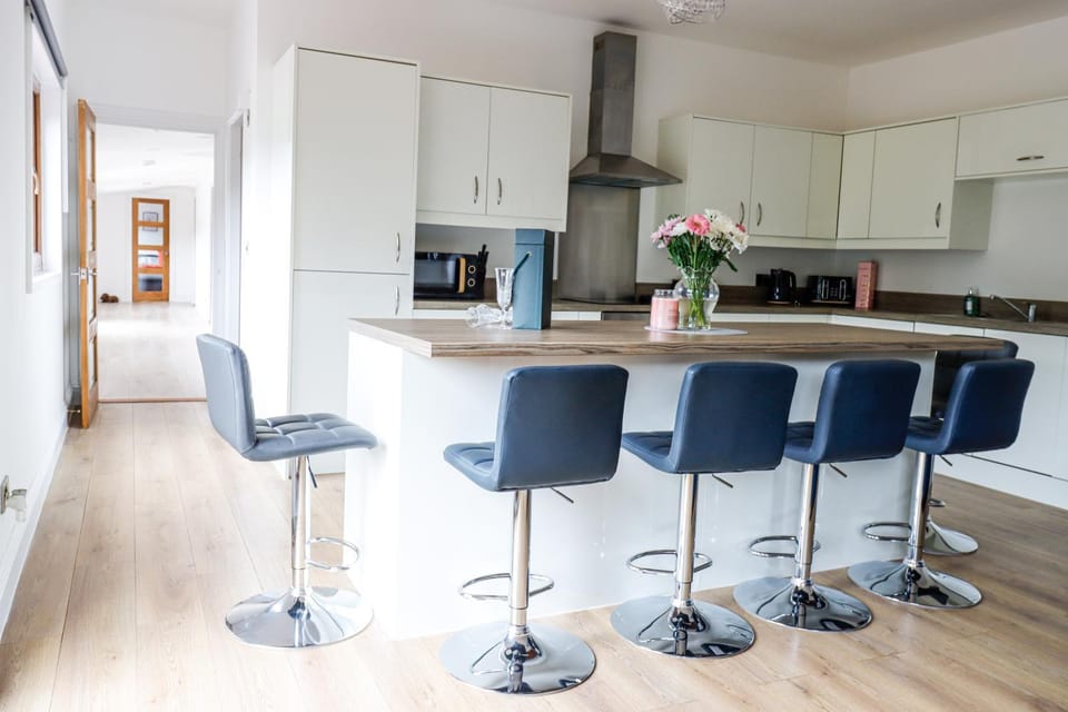 Kitchen or kitchenette, Living room, Seating area, Dining area, minibar, pet friendly, stove