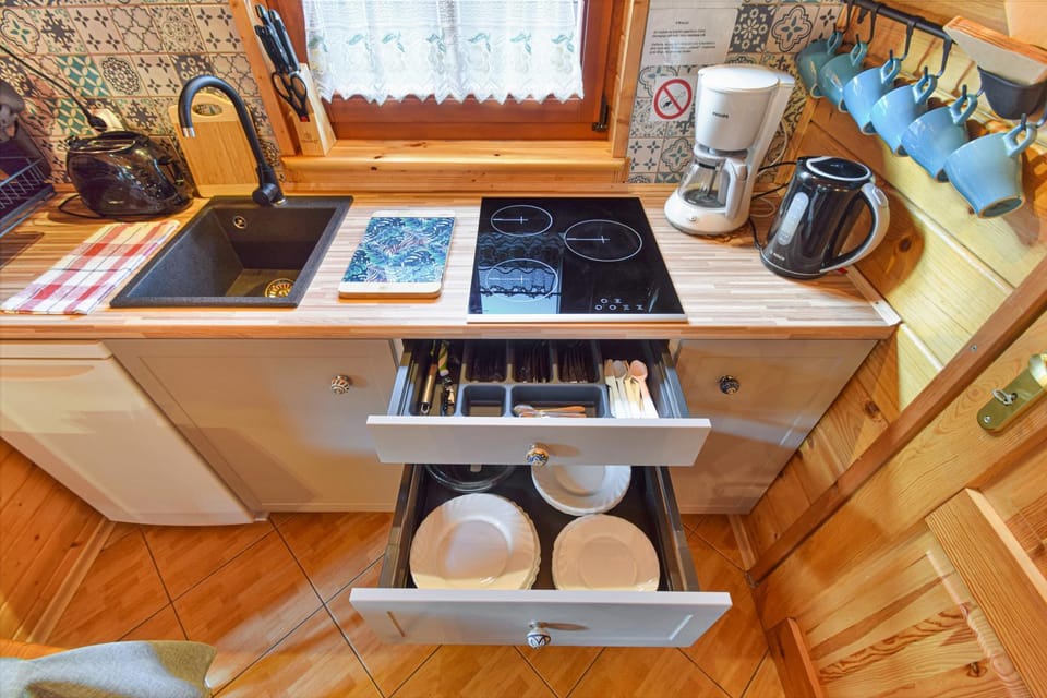 Coffee/tea facilities, Kitchen or kitchenette, stove, toaster