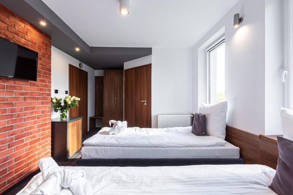 Bed, TV and multimedia, Photo of the whole room, towels, wardrobe