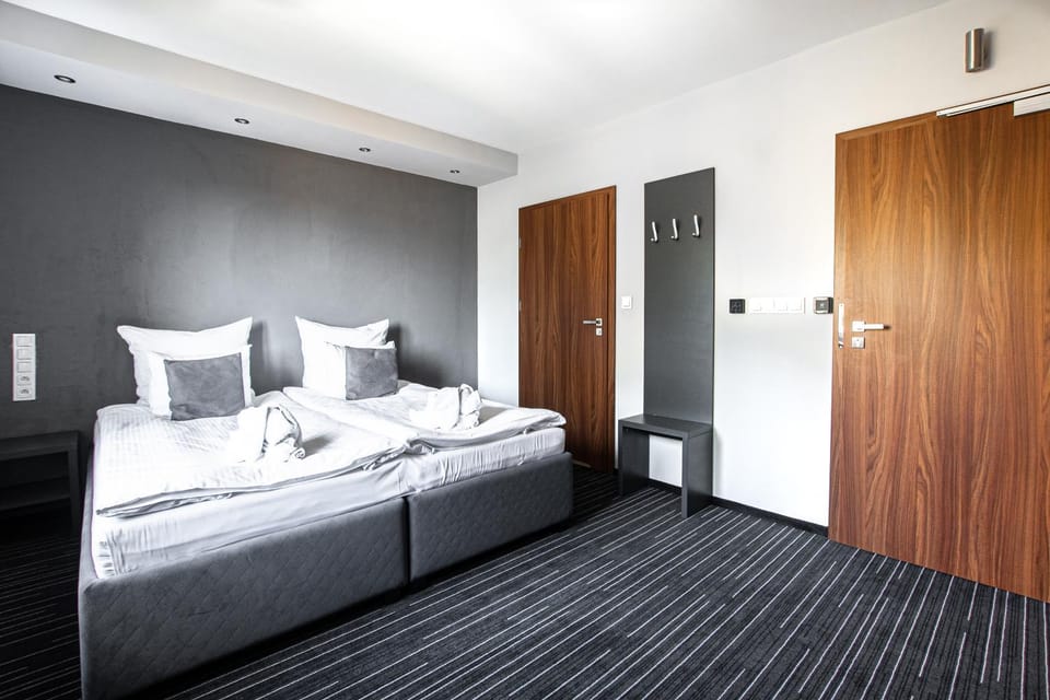 Bed, Photo of the whole room, Bedroom, towels