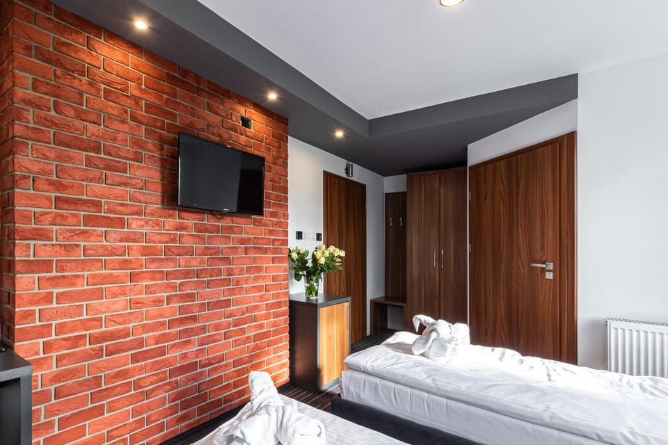 Bed, TV and multimedia, Photo of the whole room, Evening entertainment, Bedroom, wardrobe