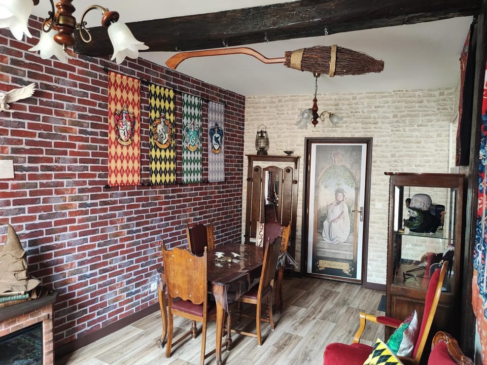 Seating area, Dining area
