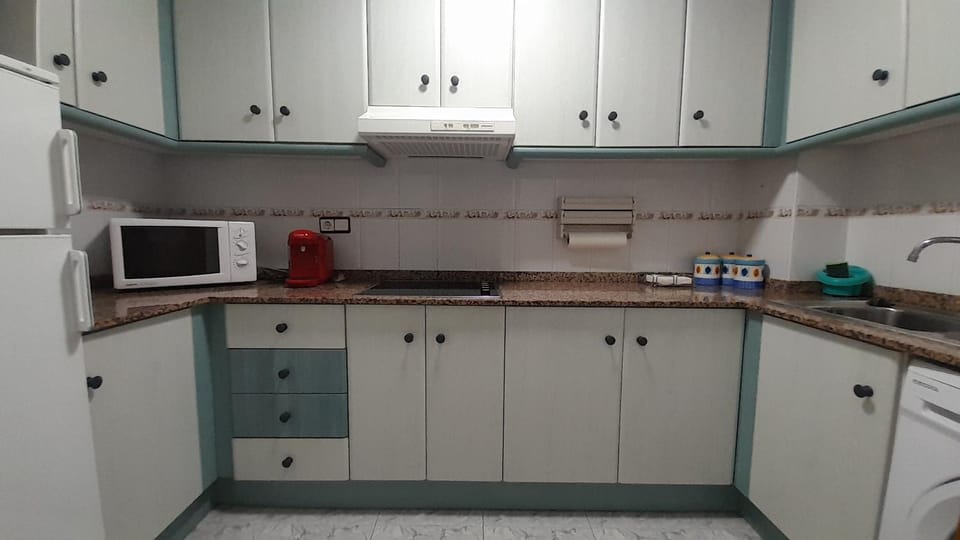 Kitchen or kitchenette, microwave, washing machine