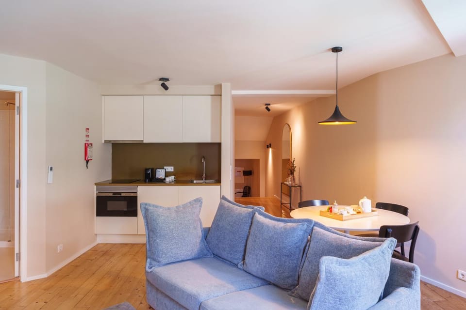 Kitchen or kitchenette, Living room, Seating area, Dining area, stove
