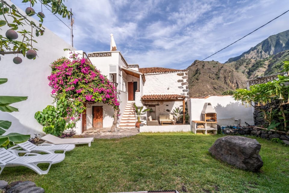 Property building, Patio, Day, Natural landscape, Garden, Garden view, Mountain view