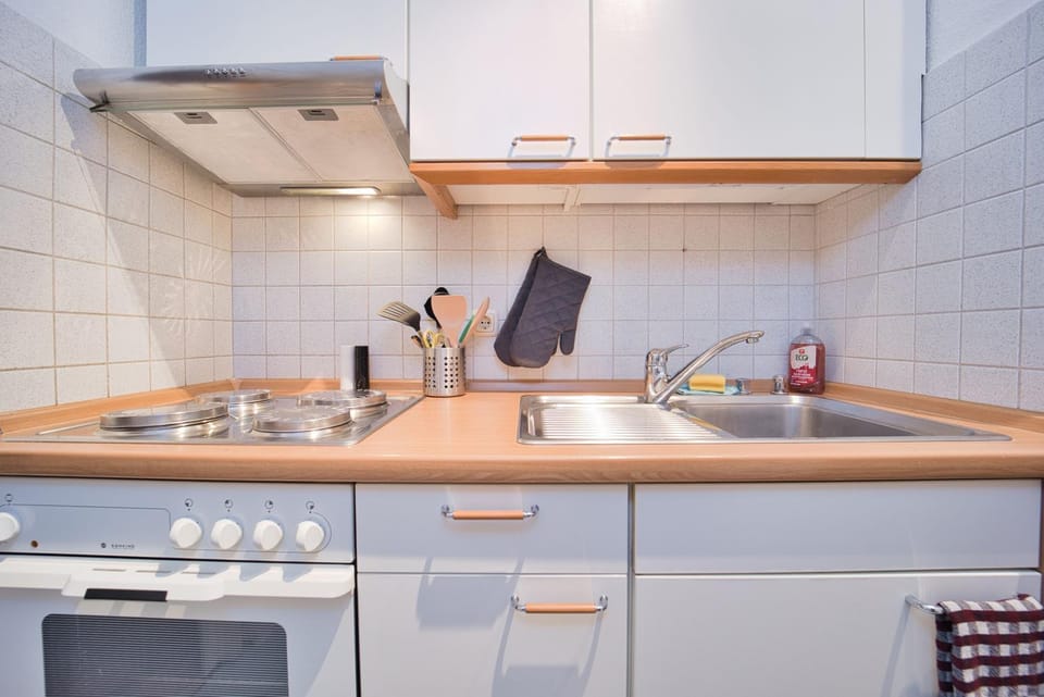 Kitchen or kitchenette, pet friendly, stove