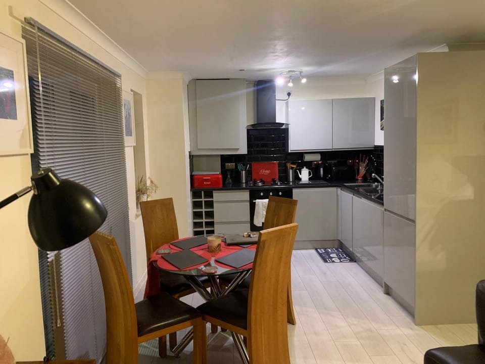 Kitchen or kitchenette, Dining area, dishwasher, minibar, pet friendly, stove