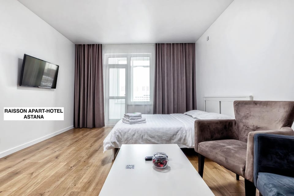 Bed, TV and multimedia, Living room, Photo of the whole room, Seating area, Bedroom