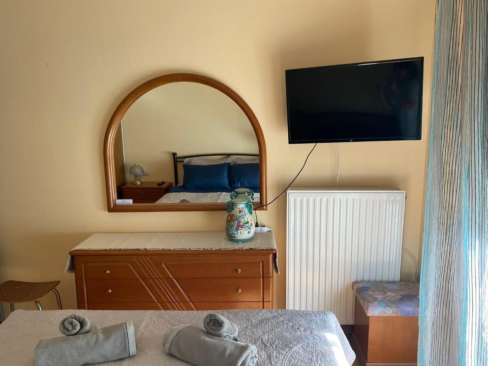 Bed, TV and multimedia, Bedroom