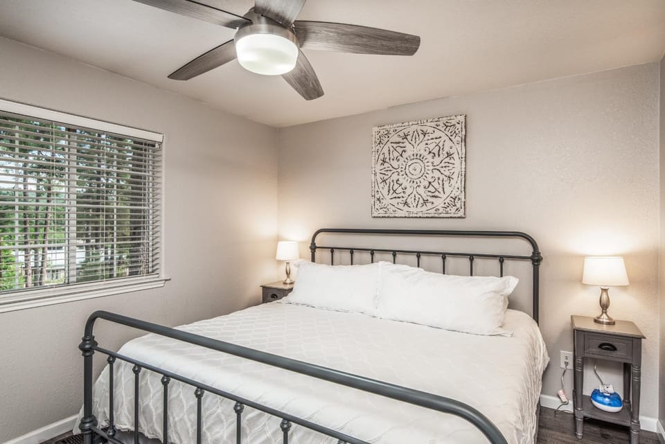 Bed, Photo of the whole room, Bedroom, fireplace