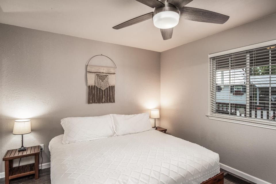 Bed, Photo of the whole room, Bedroom, fireplace