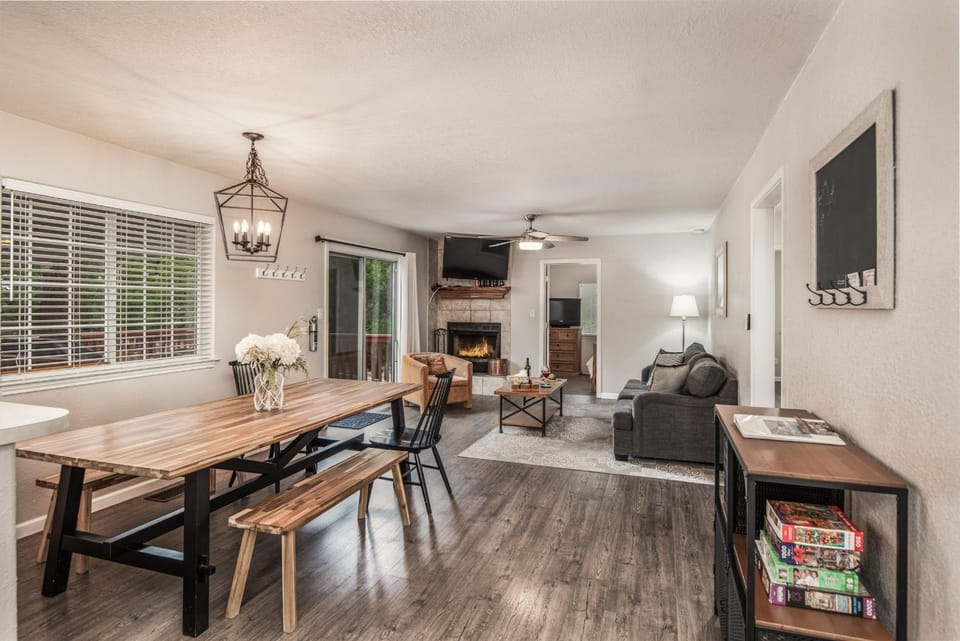 TV and multimedia, Kitchen or kitchenette, Living room, Seating area, Dining area