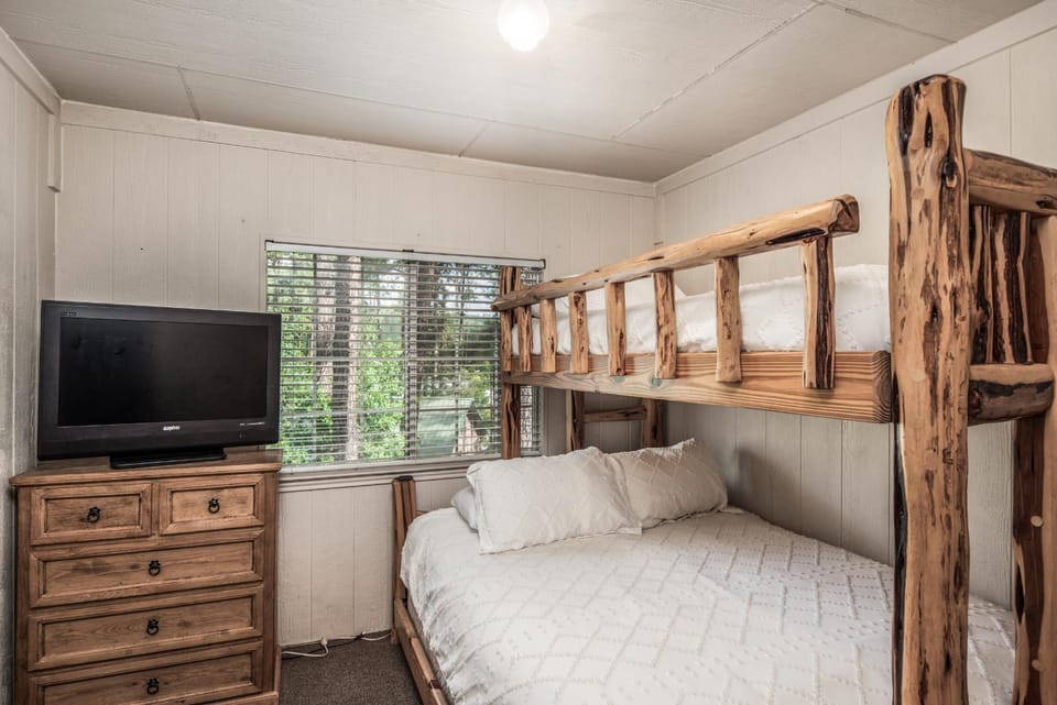 Bed, TV and multimedia, Photo of the whole room, Bedroom, bunk bed