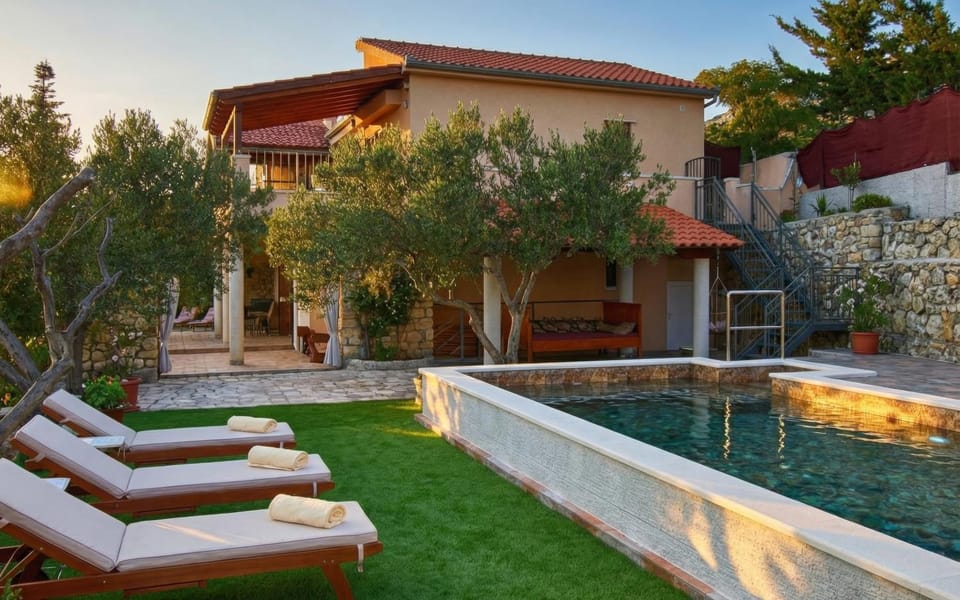 Property building, Garden, Swimming pool