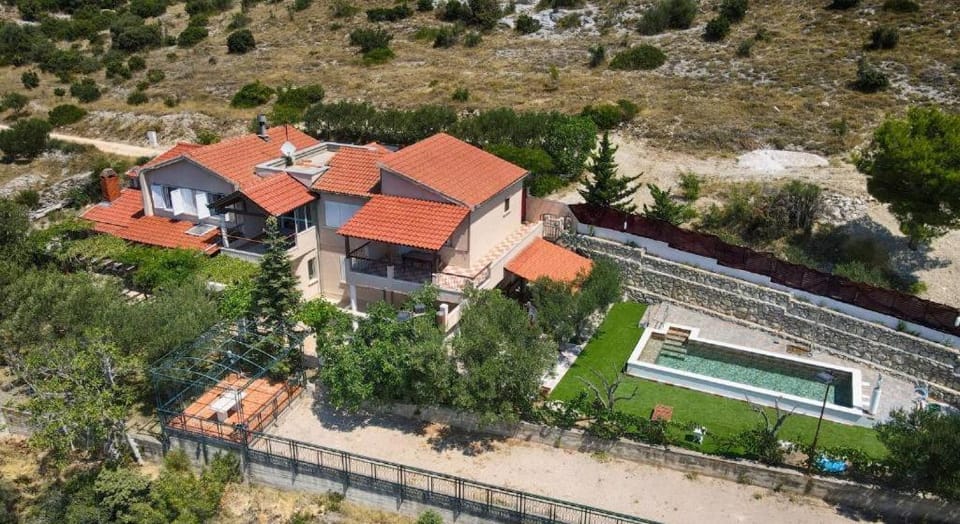 Property building, Day, Natural landscape, Bird's eye view, Garden, Garden view, Pool view, Swimming pool, Swimming pool